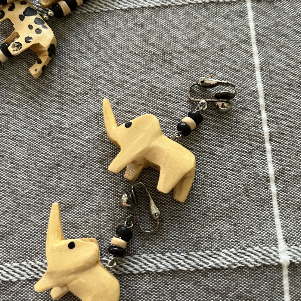 Safari animal necklace and earrings set - Picture 3 of 4